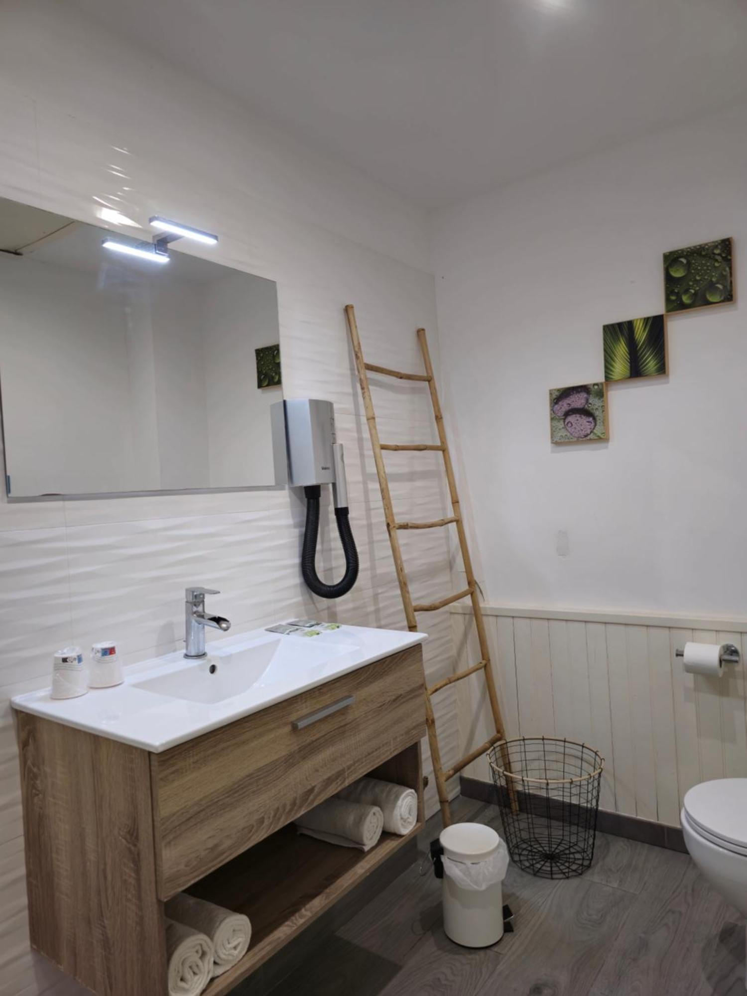 Hotel L'Alsace-Gare Sncf ナルボンヌ 部屋 写真